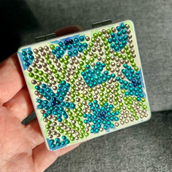 Diamond Art Floral Compact Mirror, Double-Sided, Sparkly (BLUE, GREEN) - Picture 4 of 17